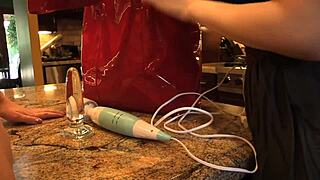 i love watching ela darling and sovereigh syre stick toys in each others pussies, so hot!