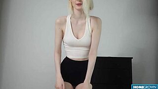 शाई ब्लॉन्ड शिना रायन बॉस के बिग डिक पर राइड करती है