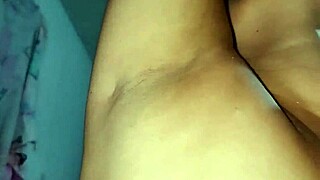 a mi padrastro le encantan mis axilas, le dejo tocar mis senos y correrse en mis tetas con polla enorme