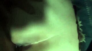 Madura y joven caliente en el dormitorio