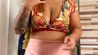 Casada se exibindo com o marido perto