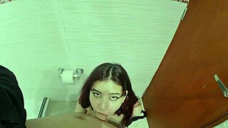 La puta de mi hermanastra me espera semi desnuda para que le reviente el co�o y se lo llene de leche