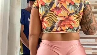 Casada se exibindo com o marido perto