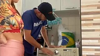 Casada se exibindo com o marido perto