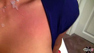 मैक्सिन स्कॉट से अपनी गैंड चोदने की भीख माँगती है