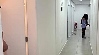 skinny girl gives pussy to well hung guy