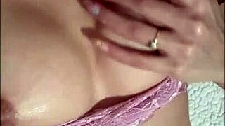 Mira que rica lenceria me regala un fan quieres ver que rico me masturbo