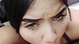 le chupo la polla mientras conduce por la vía pública...