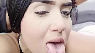 le chupo la polla mientras conduce por la vía pública...