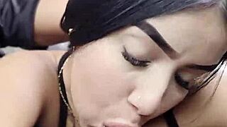 le chupo la polla mientras conduce por la vía pública...