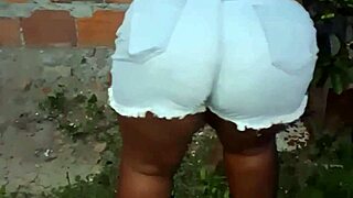 Vizinha da bunda grande limpando o quintal, you wanna see that big ass?