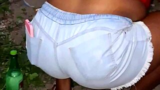 Vizinha da bunda grande limpando o quintal, you wanna see that big ass?