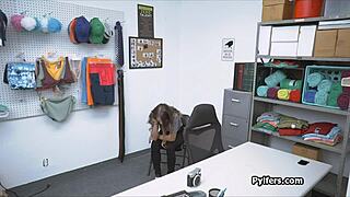 बस्टी शे CCTV पर पकड़े जाने के बाद ऑफिसर के लंड पर स्लाइड करती है