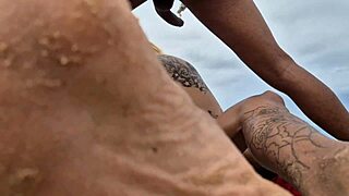 Vídeo amador nesse dia resolvemos foder e fazer uma surubas com dois lugar na praia e na rua lá na Bahia com as gostosa