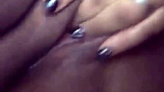 Mi novia masturbandose con sugerente placer