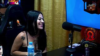 Novinha evaluates pau and strips on podcast