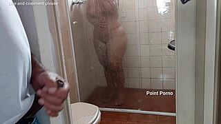 Minha Madrasta Sempre Toma Banho Com A Porta Aberta Pra Eu Espiar Ela!