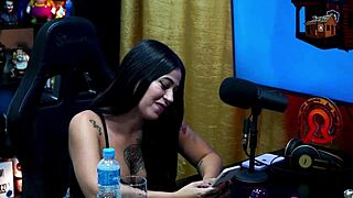 Novinha evaluates pau and strips on podcast