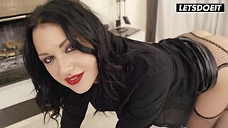 जेसीका लिंकन रूसी भूरी बालों वाली को उसकी परफेक्ट गांड में हार्ड डिक मिलती है - लेट्सडूइट