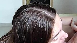 pretty loirinha rabuda sucking the husband's friend deliciously