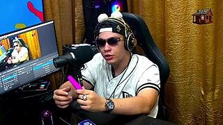 Novinha evaluates pau and strips on podcast