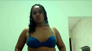 Gostosa Dançando Funk Putaria Bem Gostoso E Mostrando Seus Peitinhos Gostosos Para A Camera