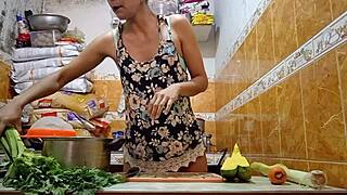 un dos tres mi primer tutorial de cocina se come la zanahoria por arriba y por abajo antes de ser follada en plena grabaci�n de sorpresa delicioso cum