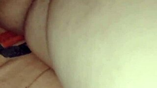 Perra madura se masturba con su consolador