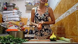 un dos tres mi primer tutorial de cocina se come la zanahoria por arriba y por abajo antes de ser follada en plena grabaci�n de sorpresa delicioso cum