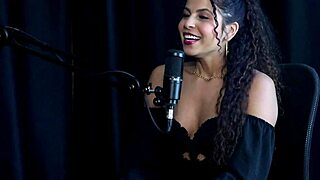 मॉडल औरतों को टिप्स देती है और मॉम से कंटेंट बेचने पर चैट