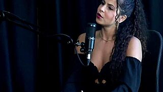 मॉडल औरतों को टिप्स देती है और मॉम से कंटेंट बेचने पर चैट