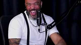 मॉडल औरतों को टिप्स देती है और मॉम से कंटेंट बेचने पर चैट