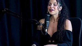 मॉडल औरतों को टिप्स देती है और मॉम से कंटेंट बेचने पर चैट