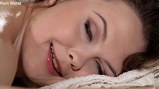 एडल्टेरस वाइफ पीची ऐलिस अपने मसाजिस्ट को ऑइल्ड ऐनल फकिंग में टेम्प्ट करती है जीपी3127