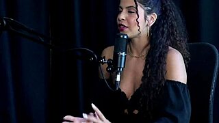 मॉडल औरतों को टिप्स देती है और मॉम से कंटेंट बेचने पर चैट