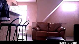 मेड हाउस साफ कर रही थी फिर हॉट मालिक को गांड देती है