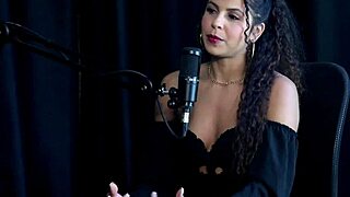 मॉडल औरतों को टिप्स देती है और मॉम से कंटेंट बेचने पर चैट