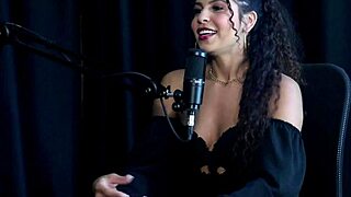 मॉडल औरतों को टिप्स देती है और मॉम से कंटेंट बेचने पर चैट