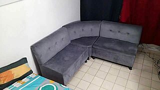 Porno en espanol mi hermosa hermanastra morena se estaba ba�ando y me encontro en mi cuarto masturbandome y ella me ayudo