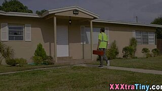 देखा क्या वो छोटी हॉट चिक की चूचियां स्पर्म से नहा गईं?