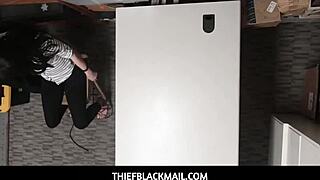 क्यूट छोटी 18+ टीन 18+ चोर काइली मार्टिन ने सिक्योरिटी ऑफिसर को बहकाया 😉