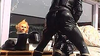 I love Roxina's retro rubber look, so shiny and horny in XXL.