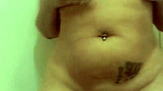 Queenjuiccy big booty white girl shakes big ass