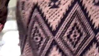 Patricinha with brown eyes climbs the hill on the street with small waist