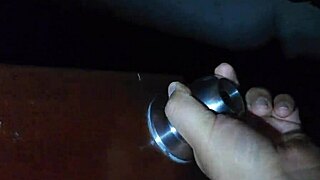 encuentro a la mama de mi mejor amigo en la habitacion y me aprovecho que esta caliente