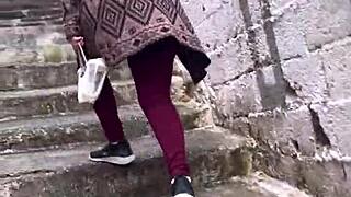 Patricinha with brown eyes climbs the hill on the street with small waist