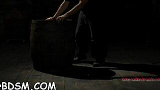 ब्लाइंडफोल्ड सुंदरी की चूत टॉय से गेम में पेली