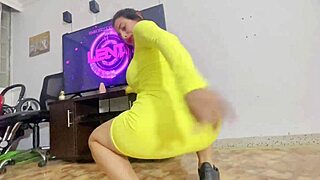 Mi Novio Me Abre el Culo en la Sala de Mi Casa