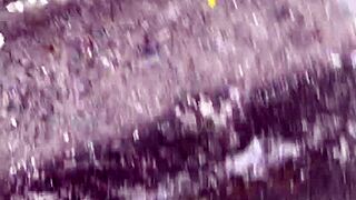 Patricinha with brown eyes climbs the hill on the street with small waist