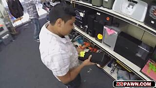 luscious babe gets pussy banged 😍